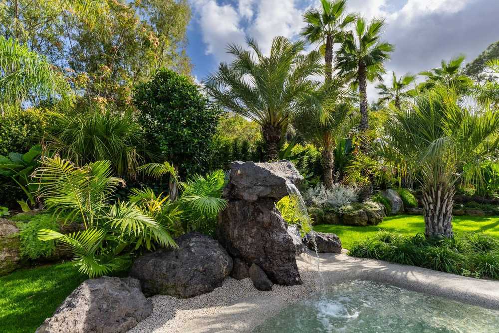 Pietra, acqua e verde, giardino privato a Ischia (2025) — fotografia 4 di 11