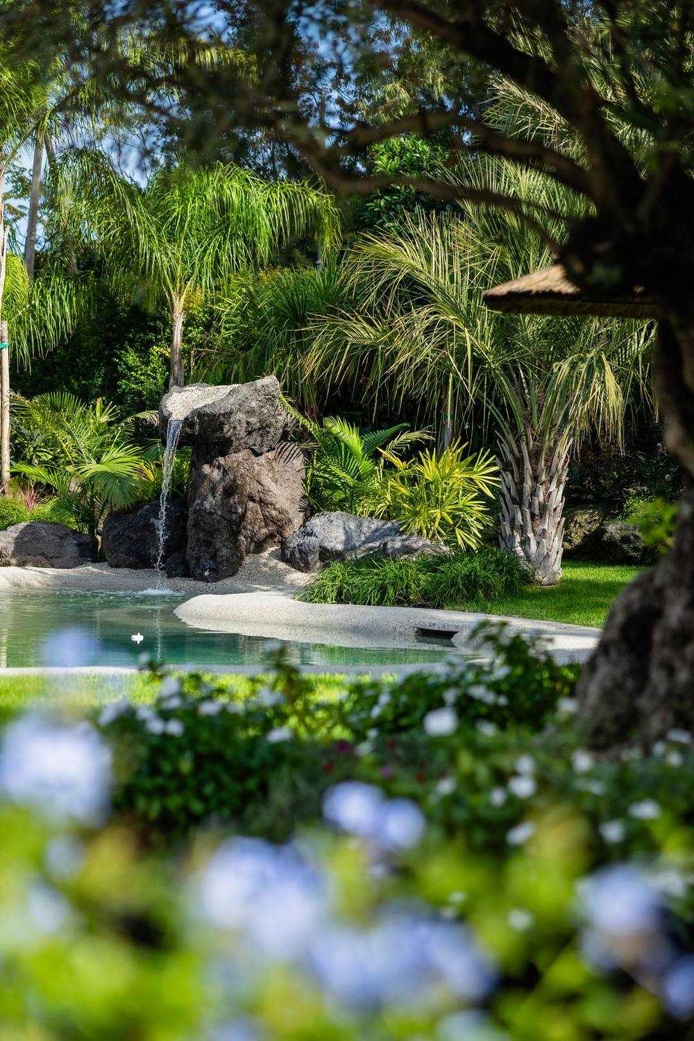 Pietra, acqua e verde, giardino privato a Ischia (2025) — fotografia 5 di 11