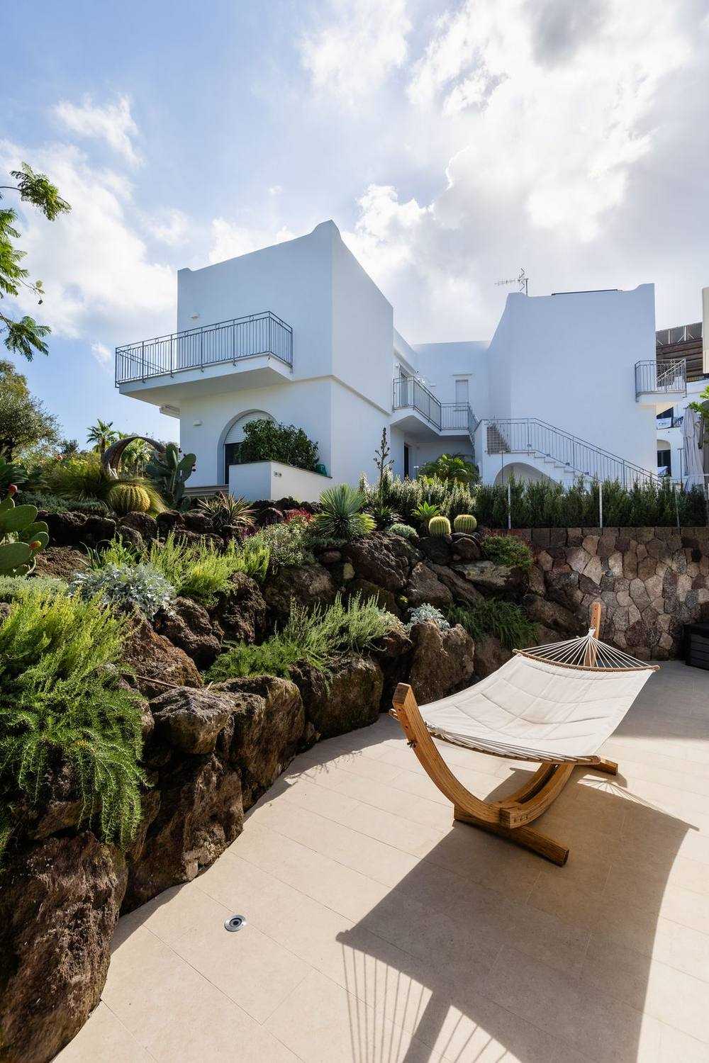 Pietra, acqua e verde, giardino privato a Ischia (2025) — fotografia 6 di 11