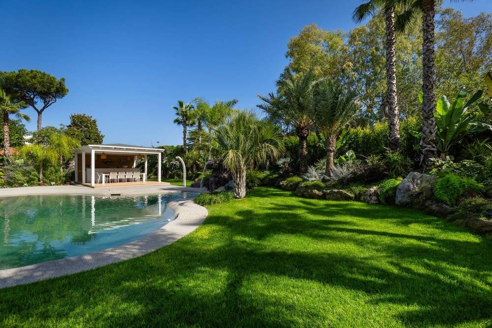 Pietra, acqua e verde, giardino privato a Ischia (2025) — fotografia 7 di 11
