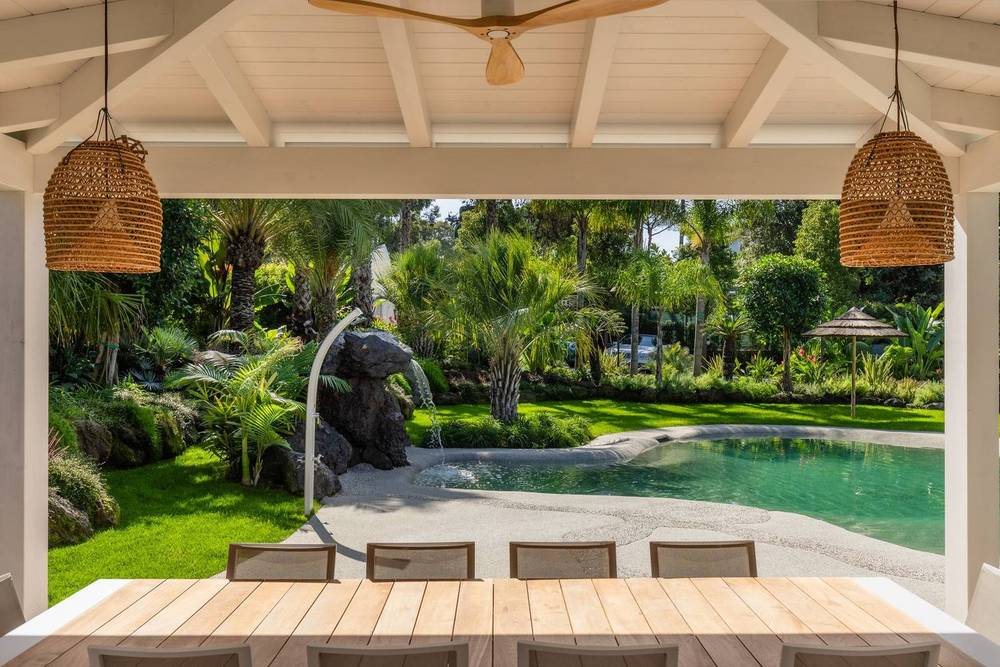 Pietra, acqua e verde, giardino privato a Ischia (2025) — fotografia 9 di 11