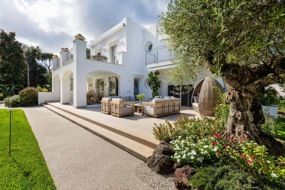 Pietra, acqua e verde, giardino privato a Ischia (2025) — fotografia 10 di 11