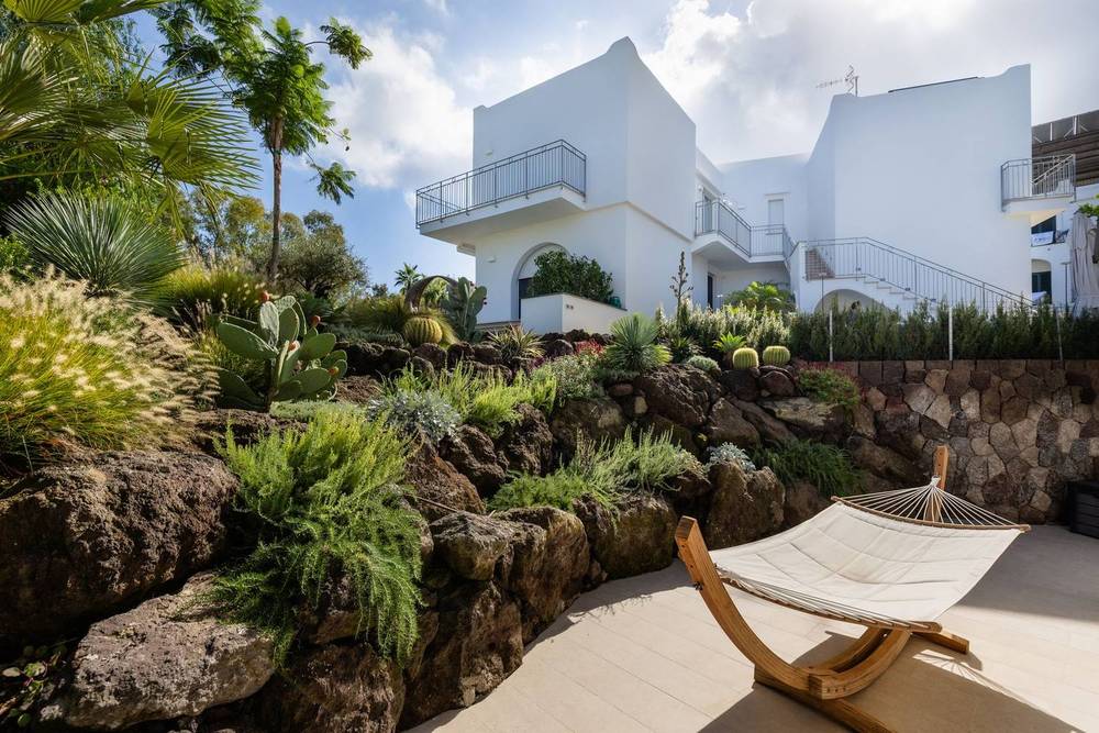 Pietra, acqua e verde, giardino privato a Ischia (2025) — fotografia 11 di 11