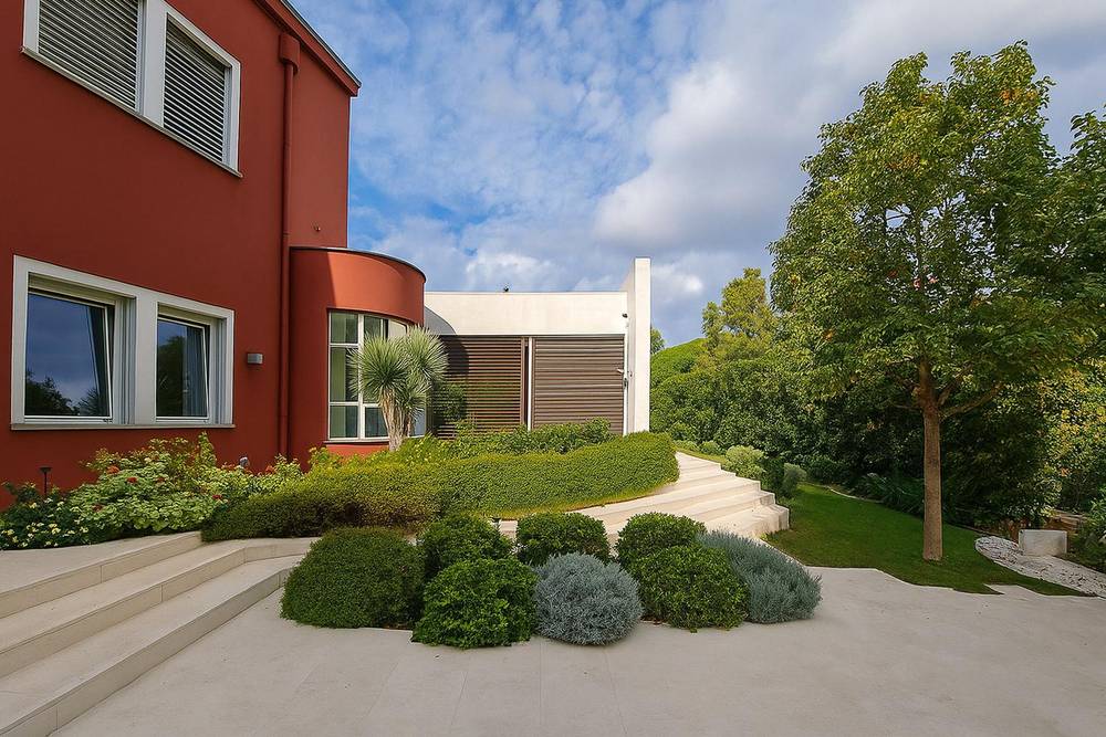 Rosso pompeiano, giardino privato a Latina (2022) — fotografia 1 di 4