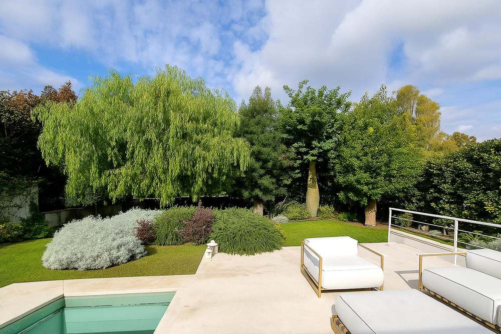 Rosso pompeiano, giardino privato a Latina (2022) — fotografia 3 di 4