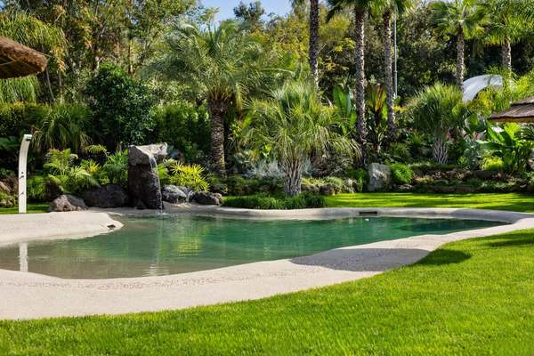 Pietra, acqua e verde, giardino privato a Ischia (2025) — fotografia 1 di 11