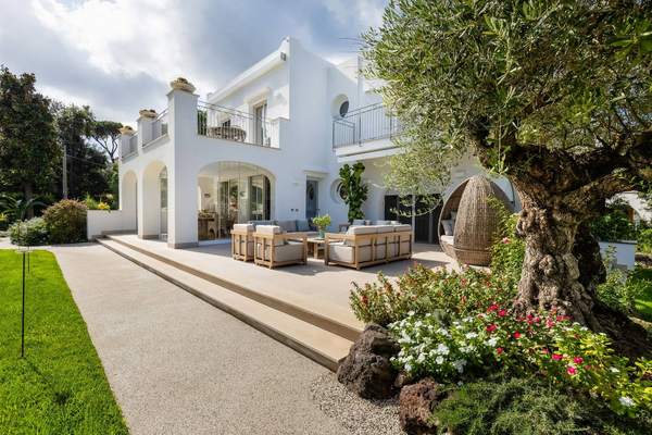Pietra, acqua e verde, giardino privato a Ischia (2025) — fotografia 10 di 11