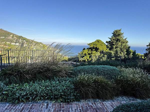 Villa della Pergola, giardino d'albergo a Alassio (2024) — fotografia 3 di 4